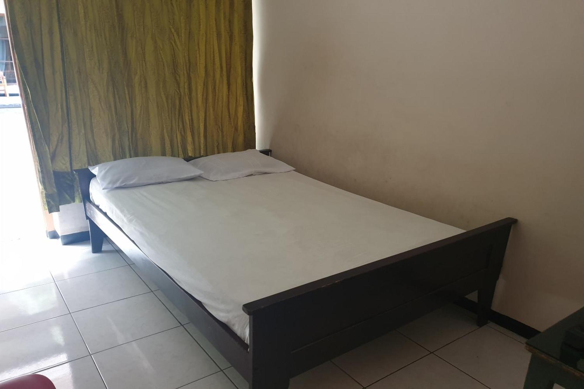 מלון פרובולינגו Oyo Life 2090 Ratna Backpacker Syariah מראה חיצוני תמונה
